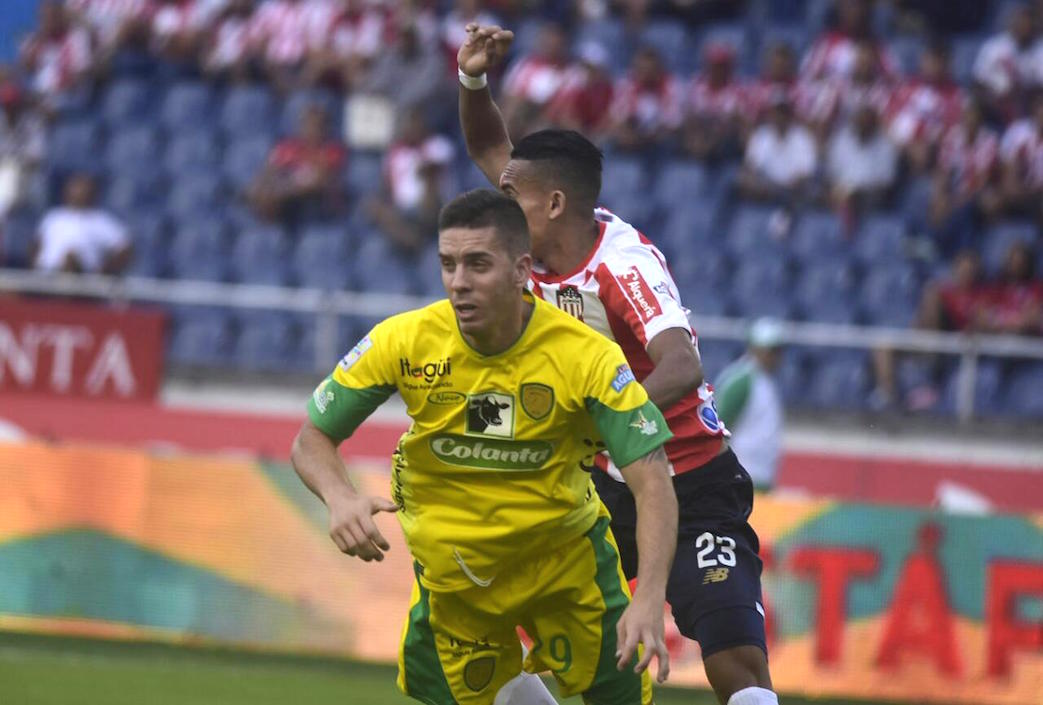 El atacante guajiro Luis Díaz enfrentando a Eliécer Espinosa.