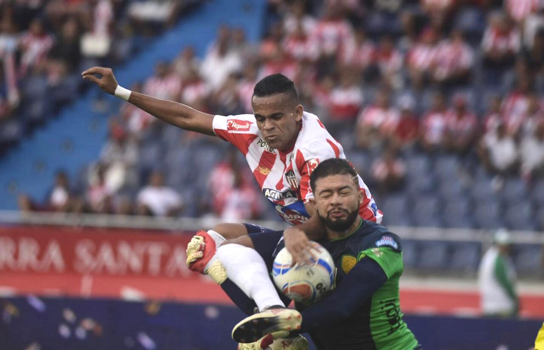 El arquero Arled Cadavid neutralizando una llegada de Luis Díaz.