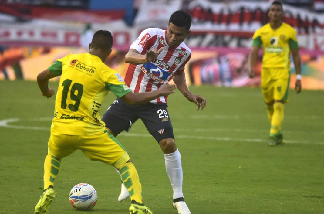 Teófilo Gutierrez tratando de superar a Sebastián Gómez.