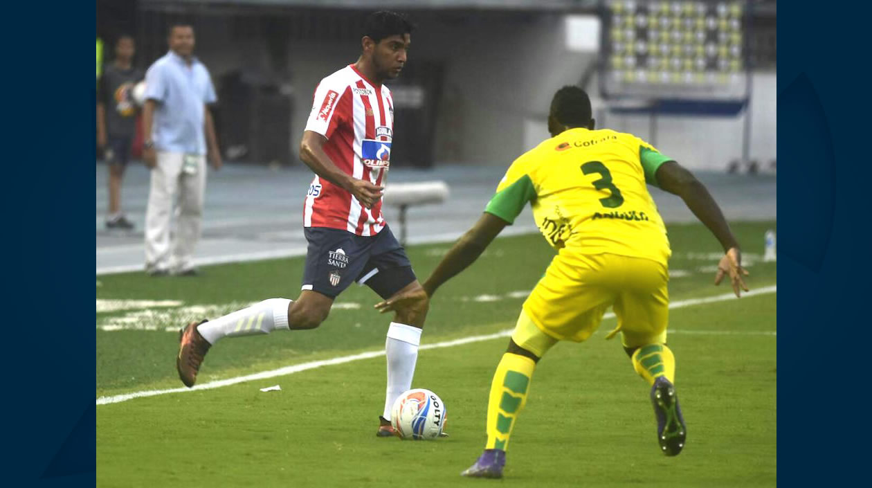 Luis Carlos Ruiz iniciando un ataque juniorista frente a Anderson Angulo.