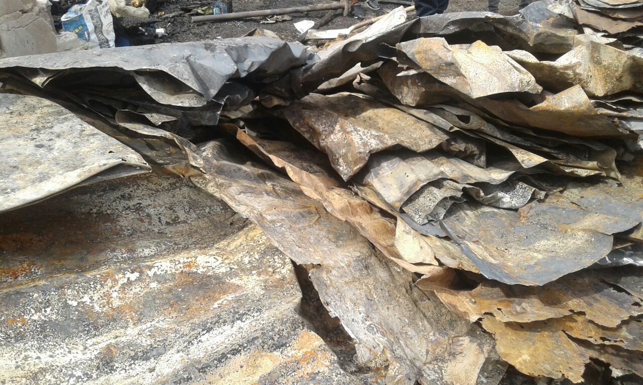Láminas de zinc retorcidas por la fuerte acción de las llamas.