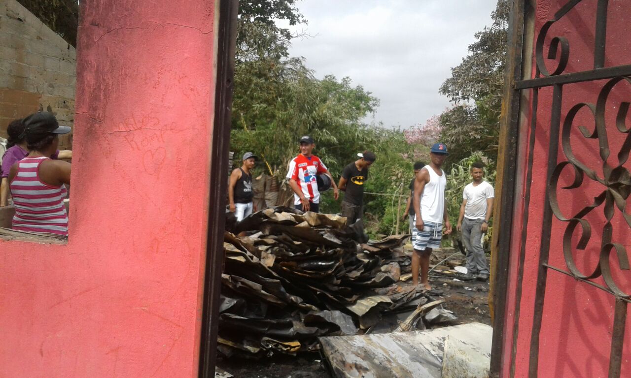 Desde la puerta abierta en una de las viviendas se observa la destrucción total.