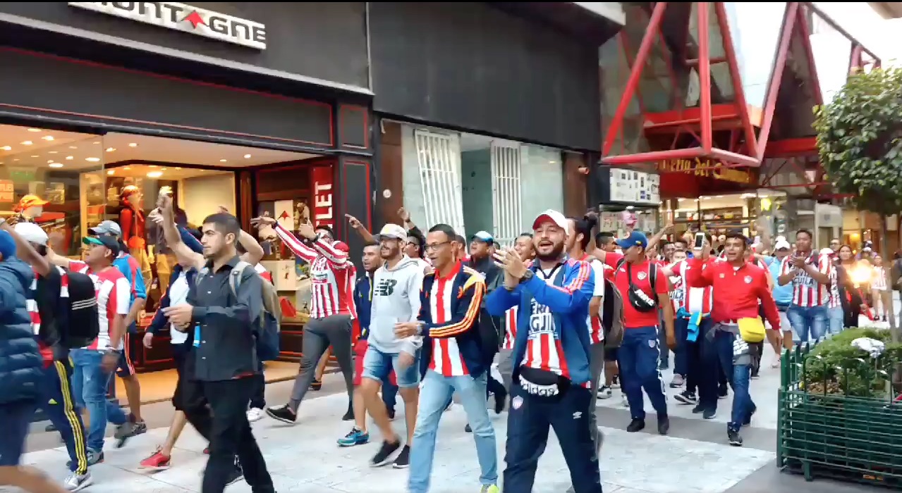 Aficionados del Junior acompañando al equipo en Argentina.