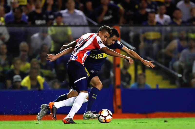 Víctor Cantillo disputando el balón con Cristian Espinoza.
