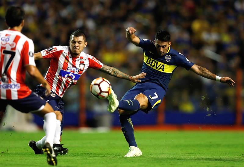 Cristian Pavón remata al arco frente a la marca de Leonardo Pico y Jorge Arias.