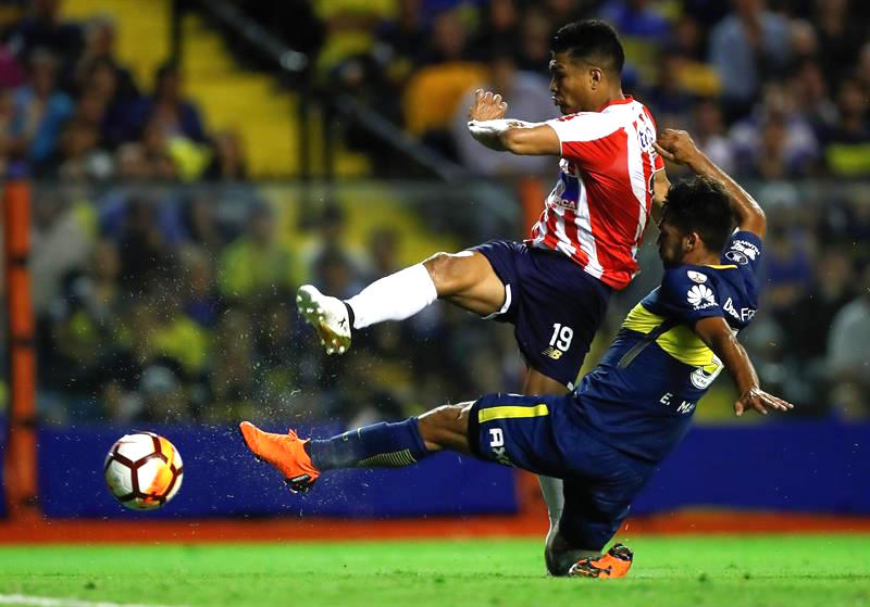 Teófilo Gutierrez rematando frente a Emmanuel Mas.