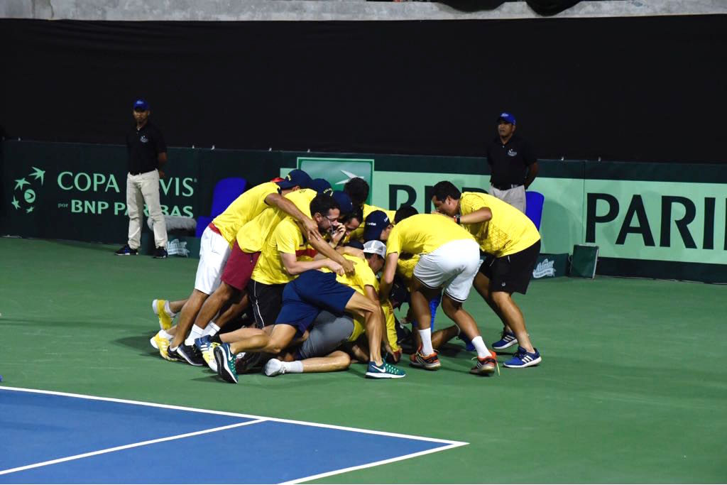 La delegación colombiana rodeando al héroe de la jornada, Alejandro González.