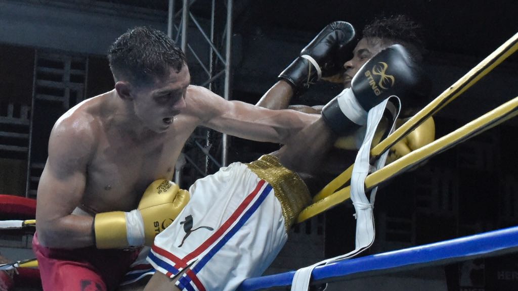 Ceiber Ávila arrolló al cubano Arnolys Bignotte.