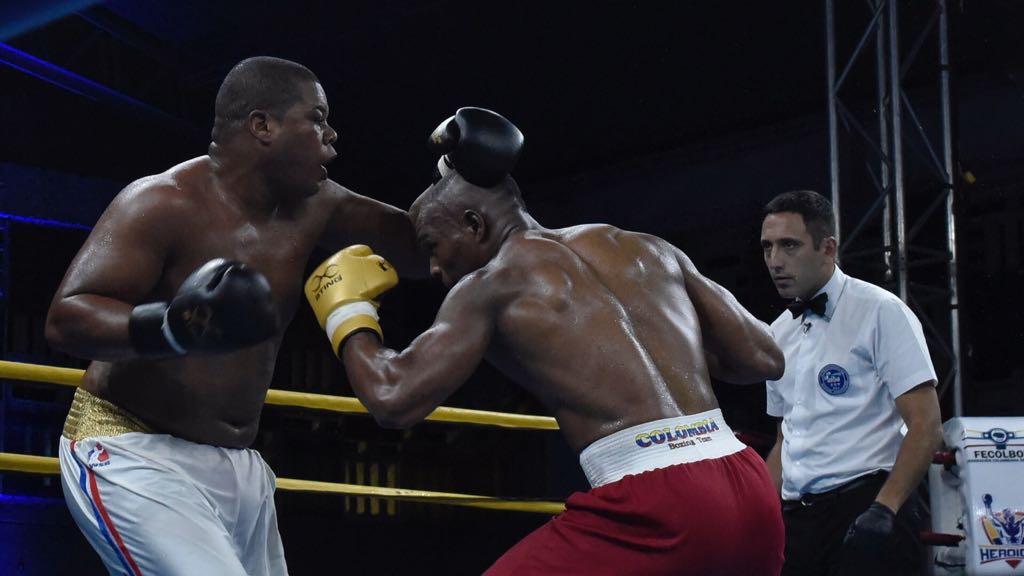 El colombiano salcedo conectando un golpe ante Larduet.