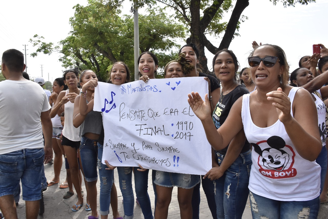 Fanáticos lloraron en las calles.