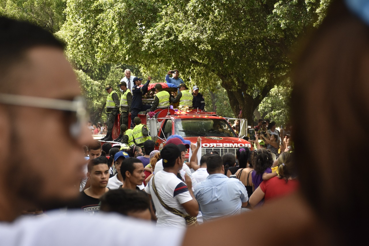 Sus seguidores lo acompañaron en toda la vía hacia el cementerio.
