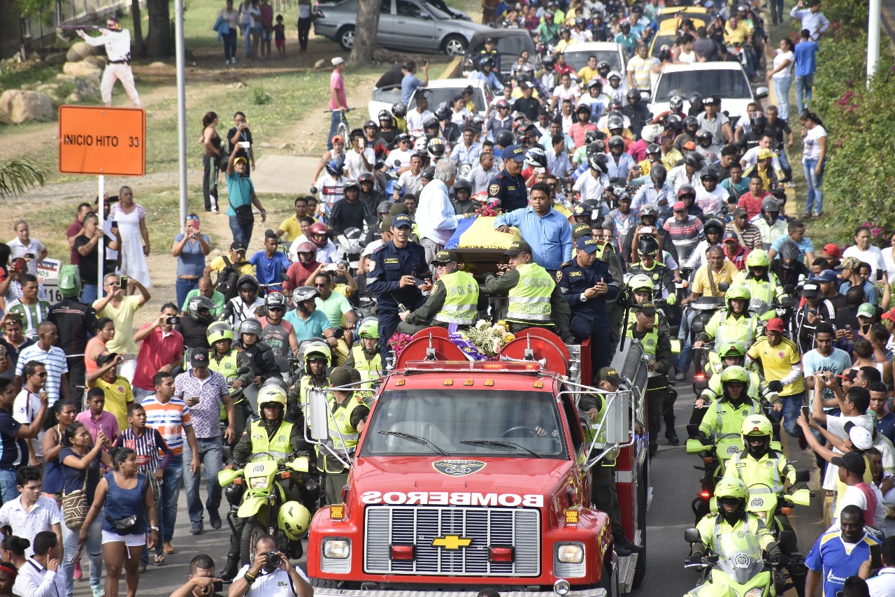 Con una calle de honor las autoridades acompañaron el sepelio.