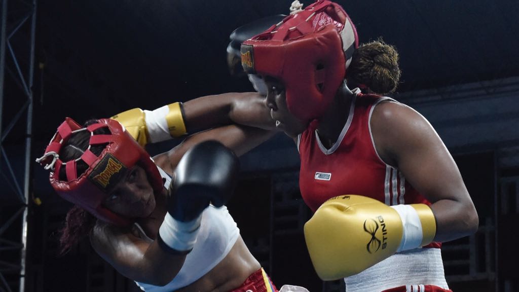 La boxeadora colombiana Ingrid Valencia venció con solvencia a Jennifer Rodríguez.