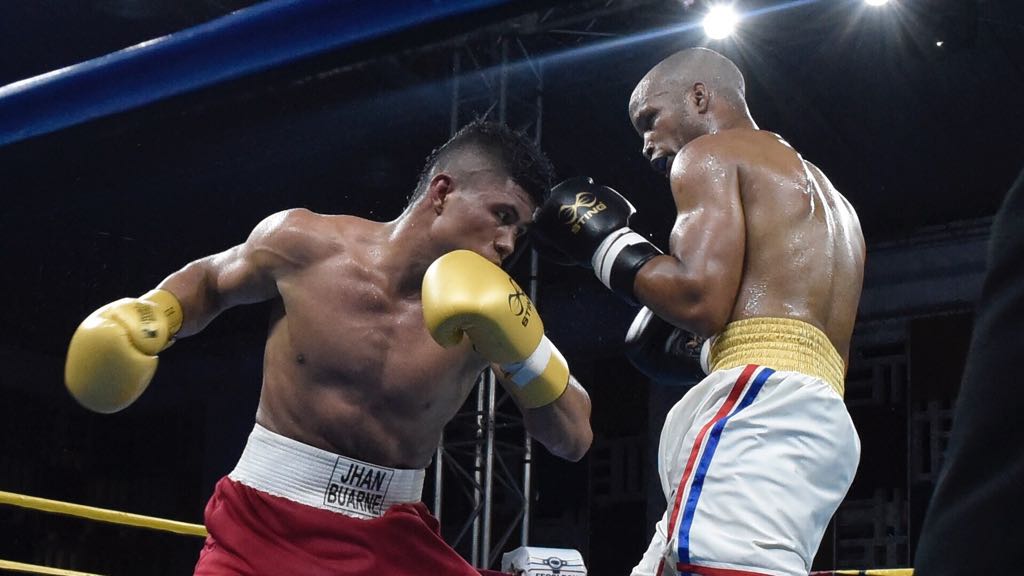 El colombiano Jhan Urbanes no pudo ante la velocidad de Roniel Iglesias.