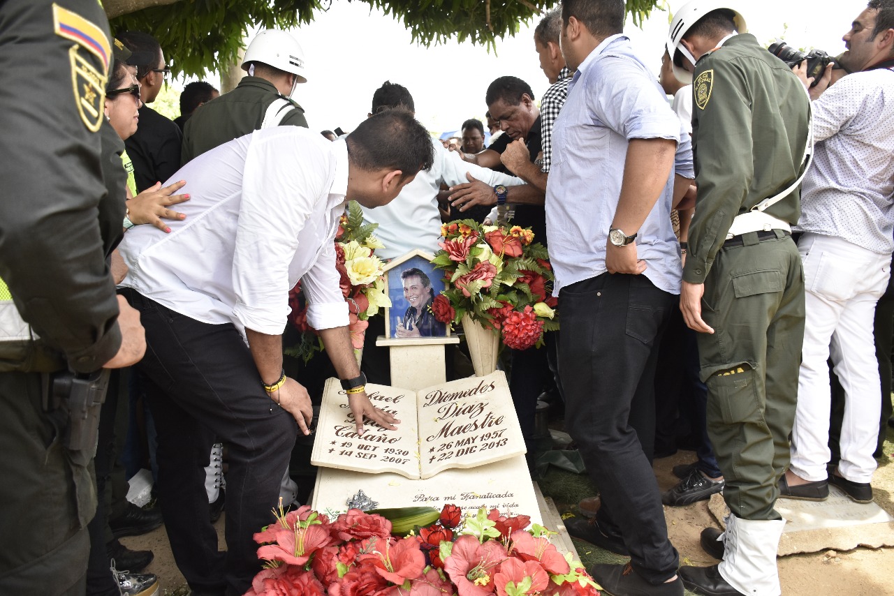 Su tumba fue decorada con una placa.