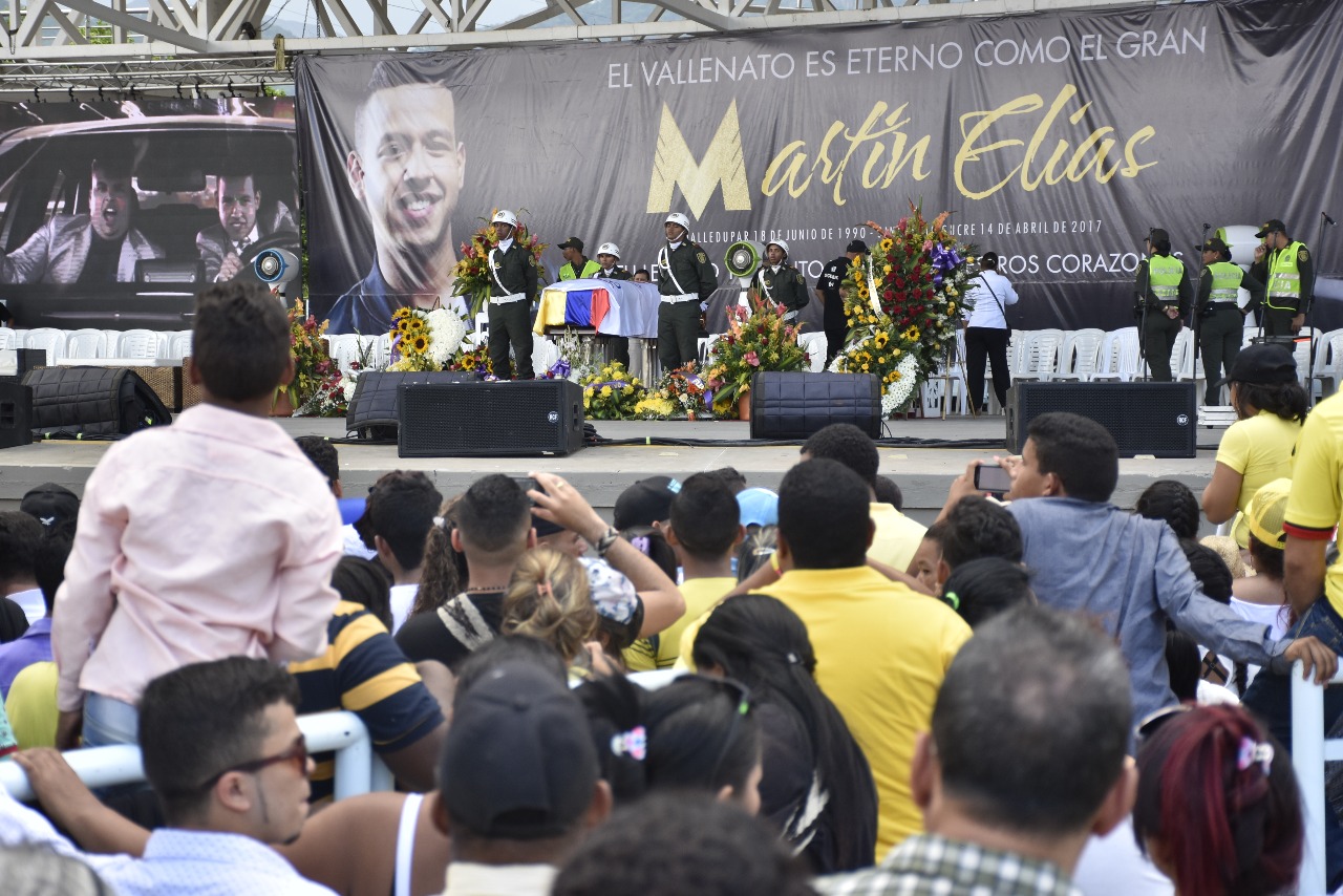 Miles de personas asistieron para verlo en cámara ardiente.