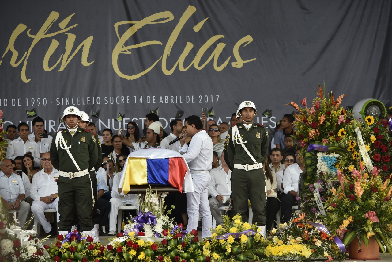 Con una guardia militar fu escoltado.