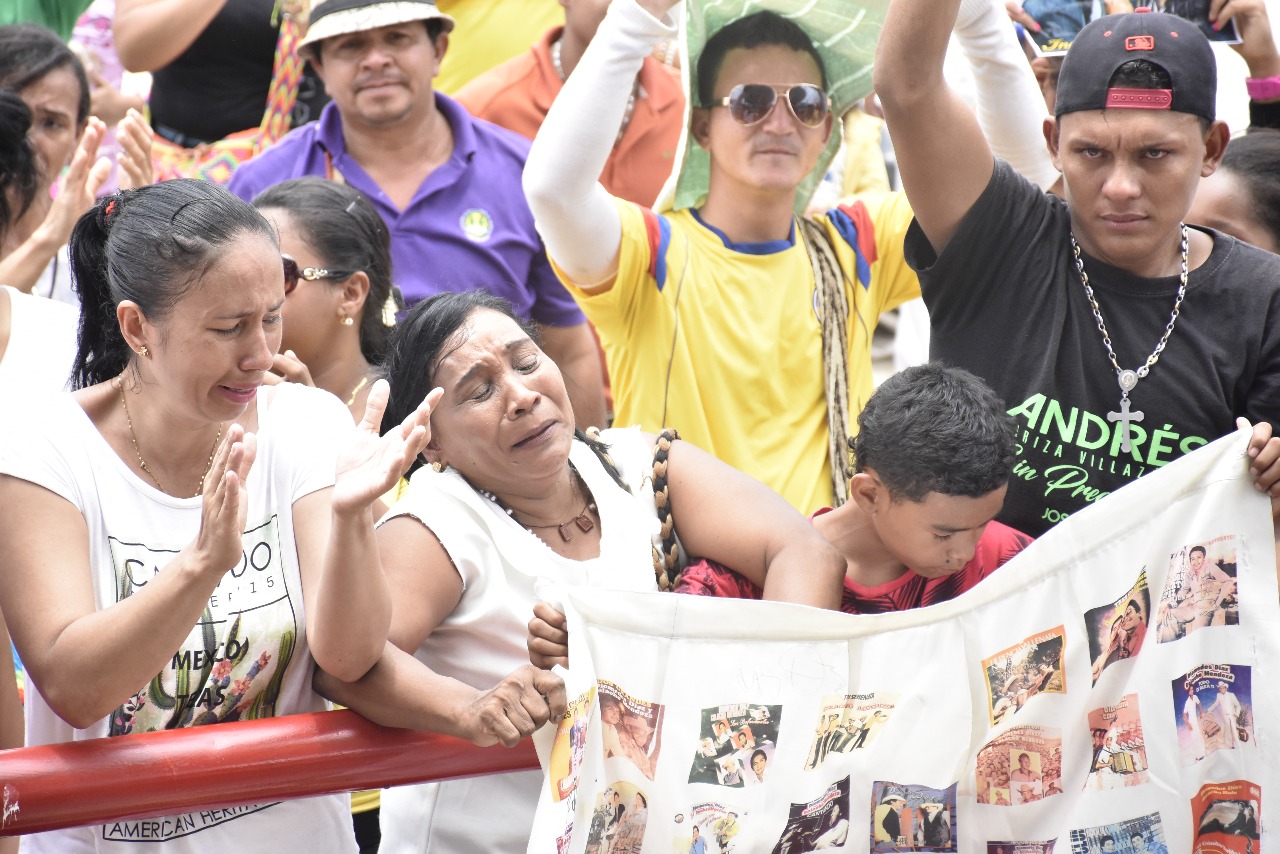 Con carteleras y fotos sus fanáticos lo recordaron.