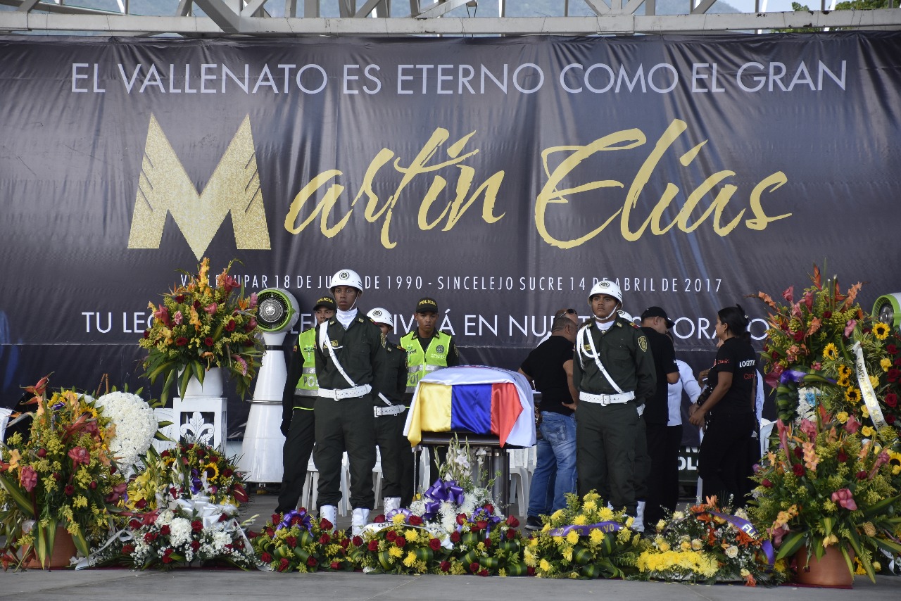 Con un gran pendón en la plaza Alfonso López fue homenajeado.