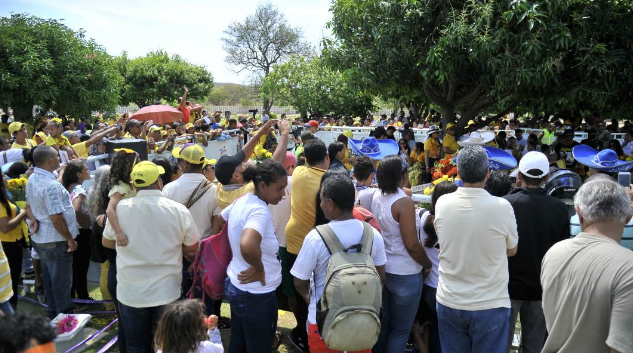 Los seguidores de su música llegaron a visitar la tumba de Martín Elías.