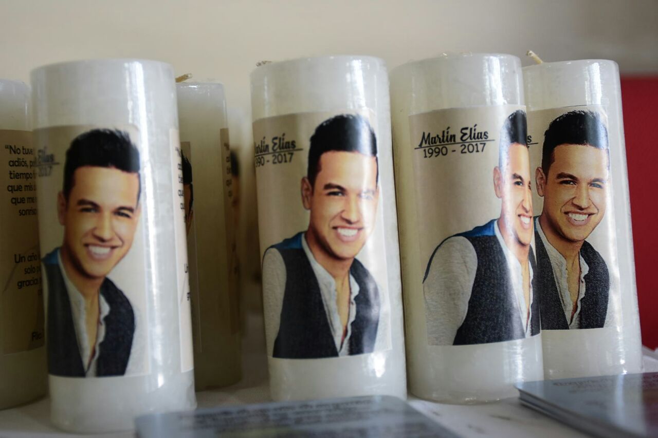 Velas dedicadas a Martín Elías fueron entregadas en la misa.