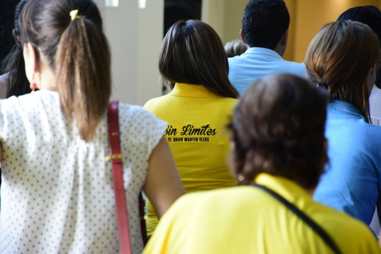 Seguidores llevaron camisetas con el álbum de 'Sin límites'.