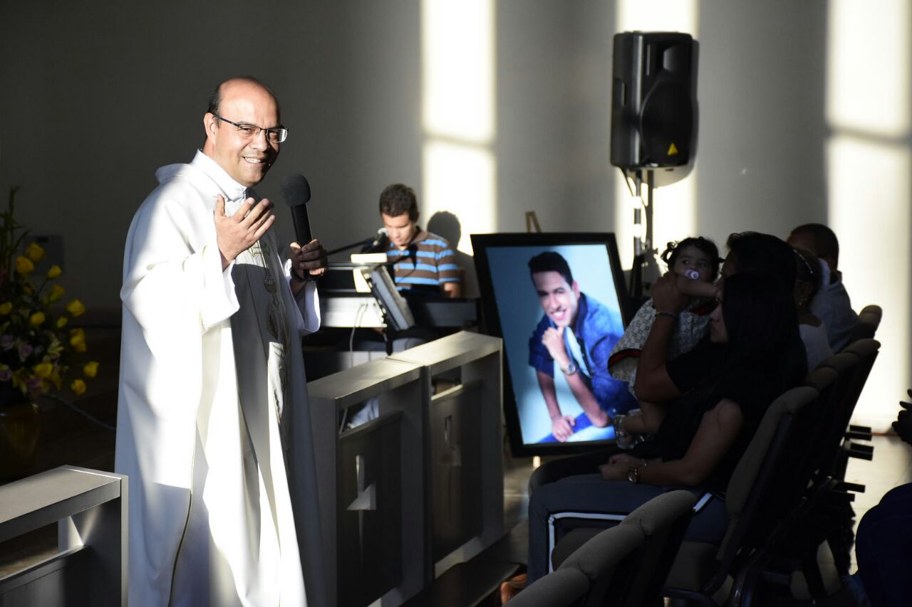 Sacerdote durante el sermón de la misa.