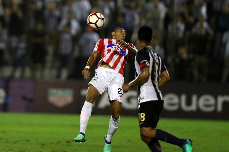 Luis Díaz intenta controlar el balón frente a la marca de Rinaldo Cruzado.