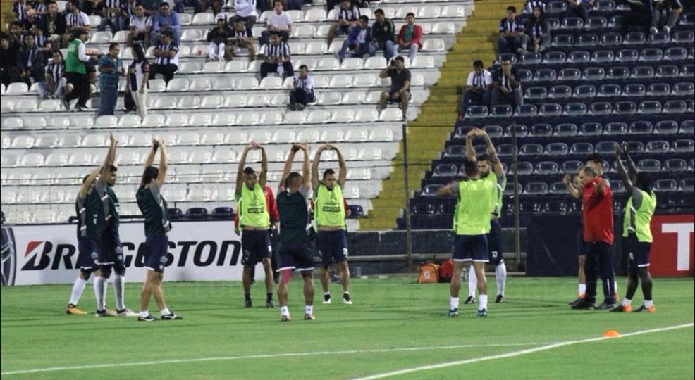 Jugadores del Junior en el calentamiento previo al partido.