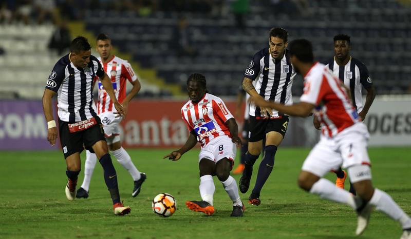 Yimmi Chará filtrabdo un balón a Luis Carlos ruiz.