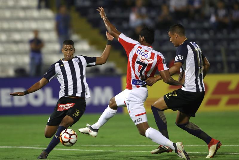 Luis Carlos Ruiz intentando ingresar con la marca de José Guidino y Gonzalo Godoy.