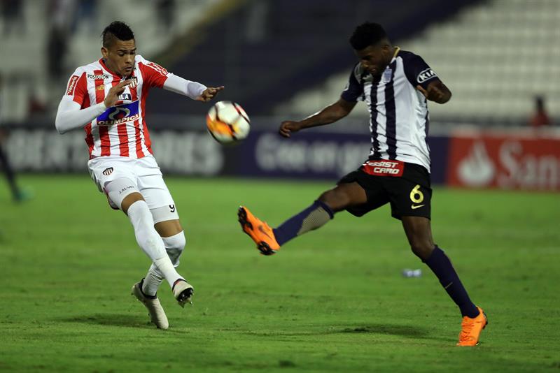 Jonatan Alvez remata al arco frente a la marca de Carlos Ascues.