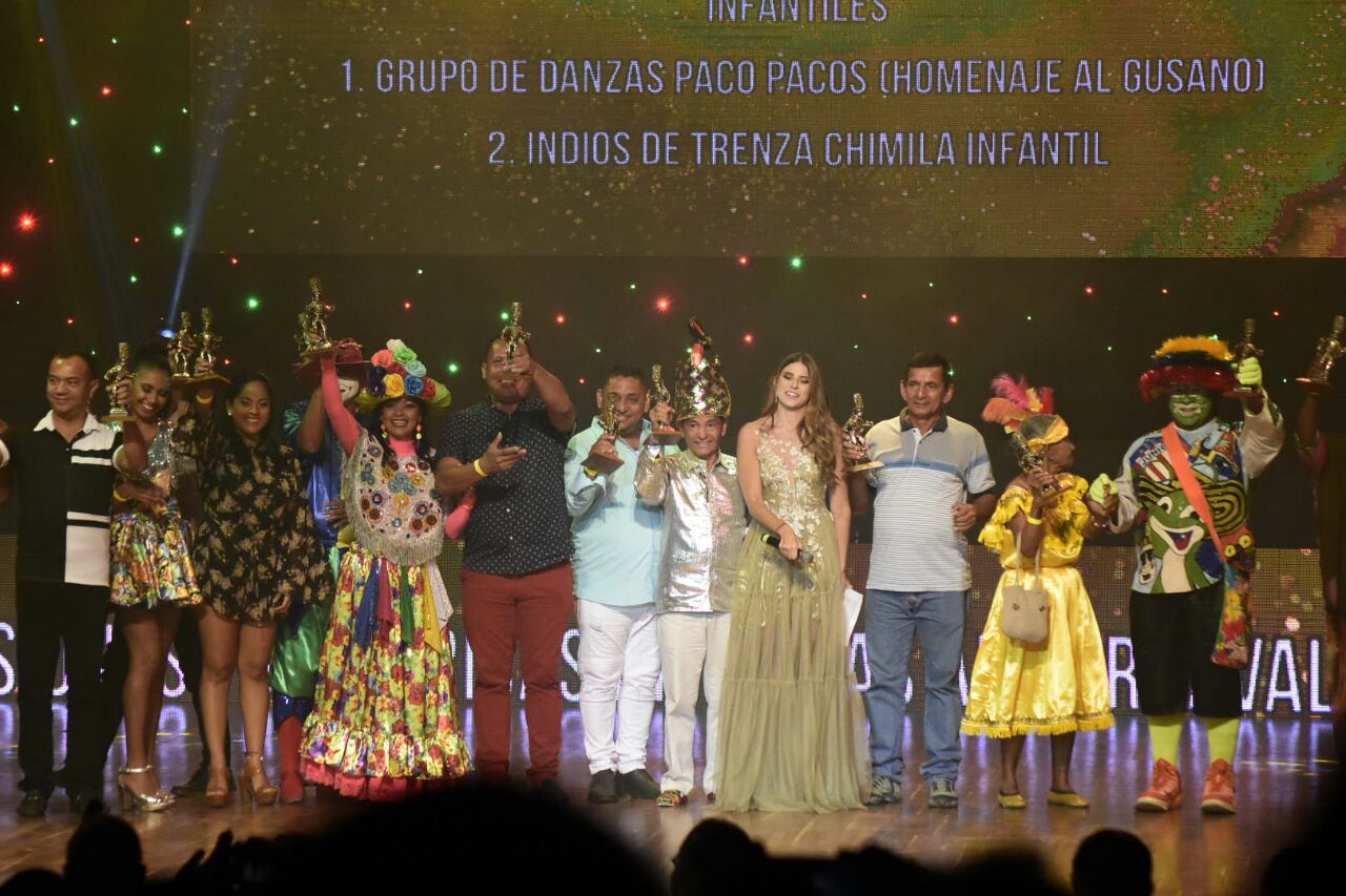 Ganadores en las categorías de danzas y disfraces.