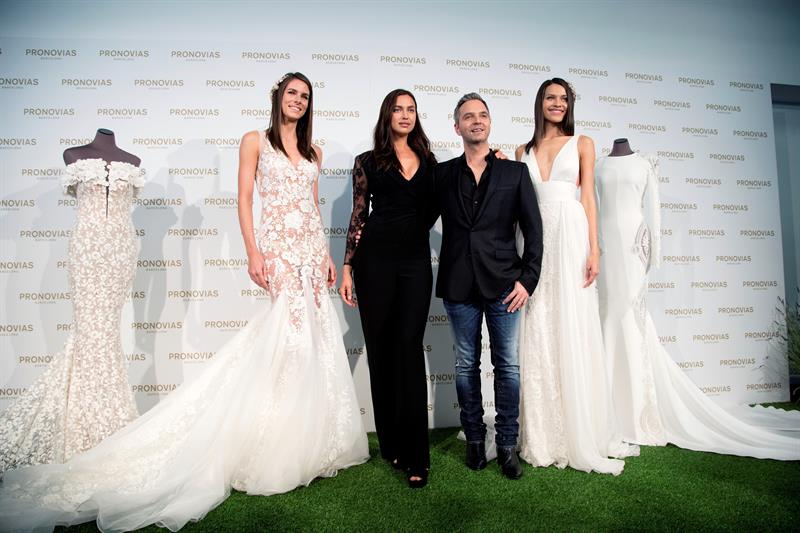 La 'top' rusa asistió a la presentación del avance de la nueva colección Atelier Pronovias 2019 junto al director artístico de la firma, Hervé Moreau.