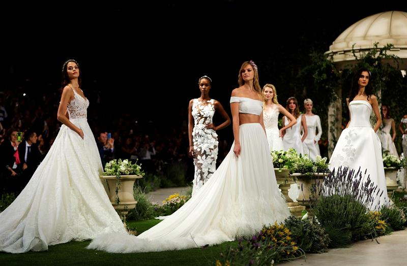 Varias modelos lucen diseños de Pronovias, la firma líder del sector nupcial, encargada de inaugurar la Barcelona Bridal Fashion Week en el Pabellón Italiano de Montjuïc con sus nuevas propuestas de su colección Atelier 2019.