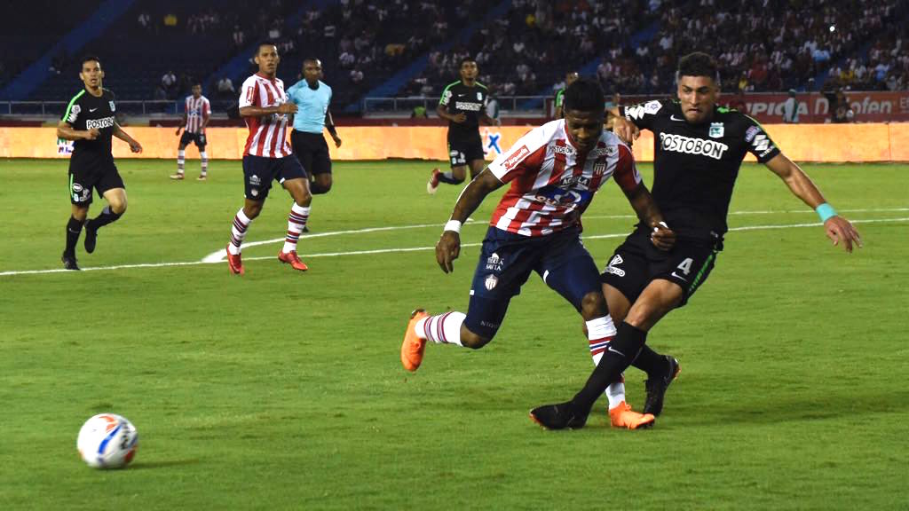 Diego Braghieri rechaza un balón frente a Yony González.