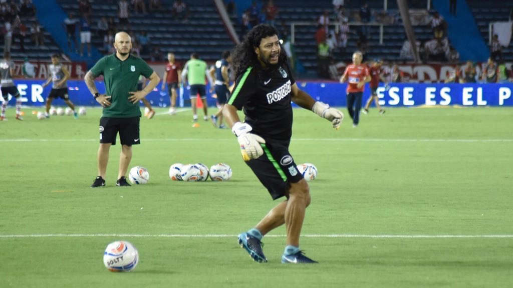 El 'Loco' René Higuita acompañó a los nacionalistas en el calentamiento previo.