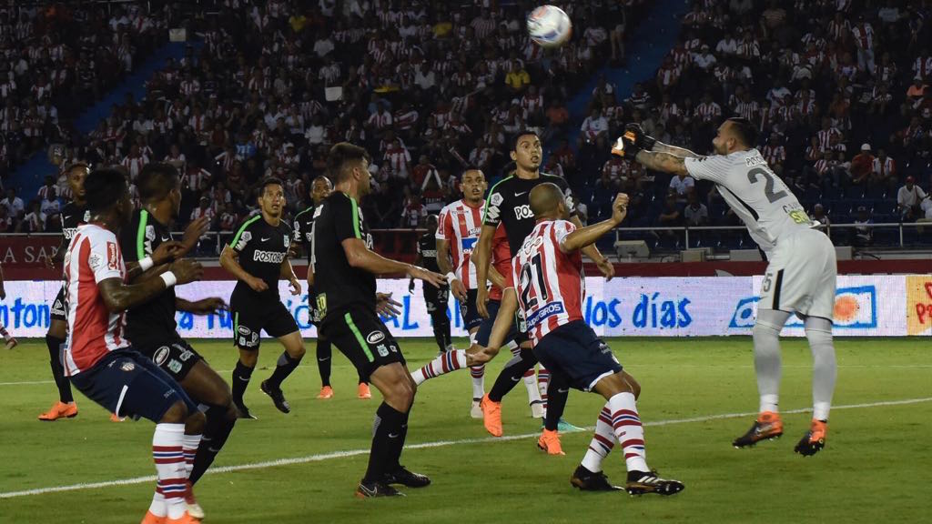 Christian Vargas despeja un remate de peligro del ataque 'tiburón'.