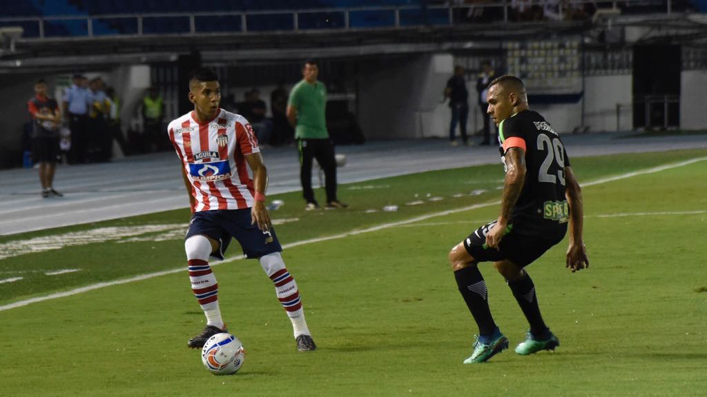 David Murillo desborda por la derecha ante la marca de Aldo Leao Ramírez.