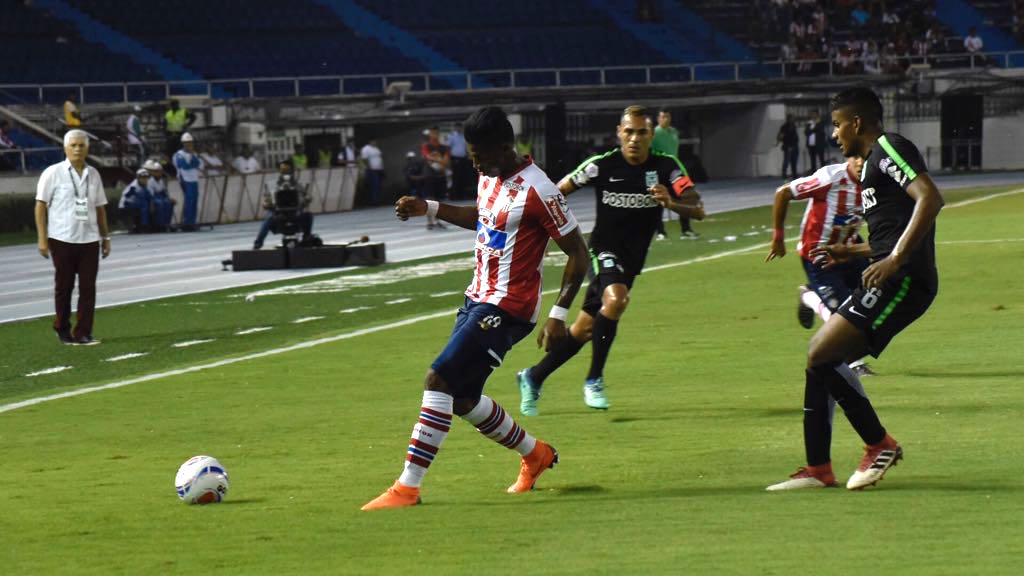 Yony González frente al asedio de Raúl Loaiza.
