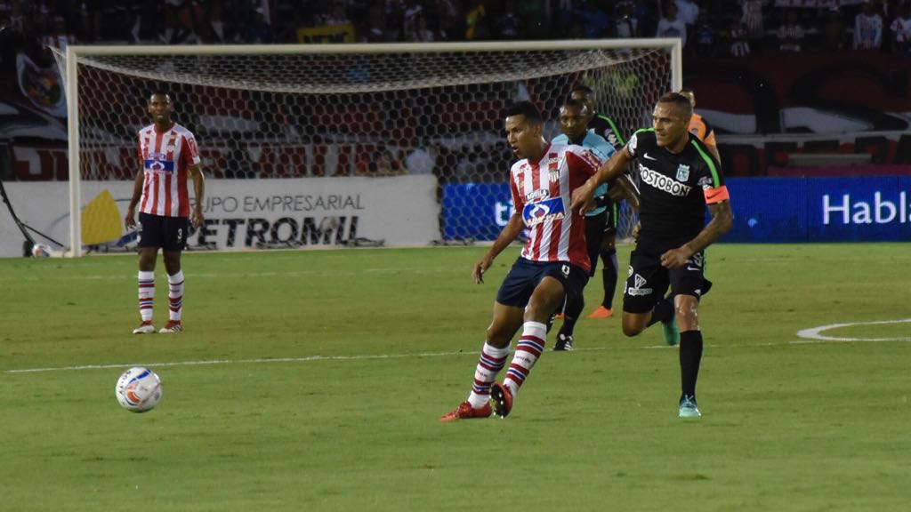 James Sánchez frena una llegada de Aldo Leao Ramírez.