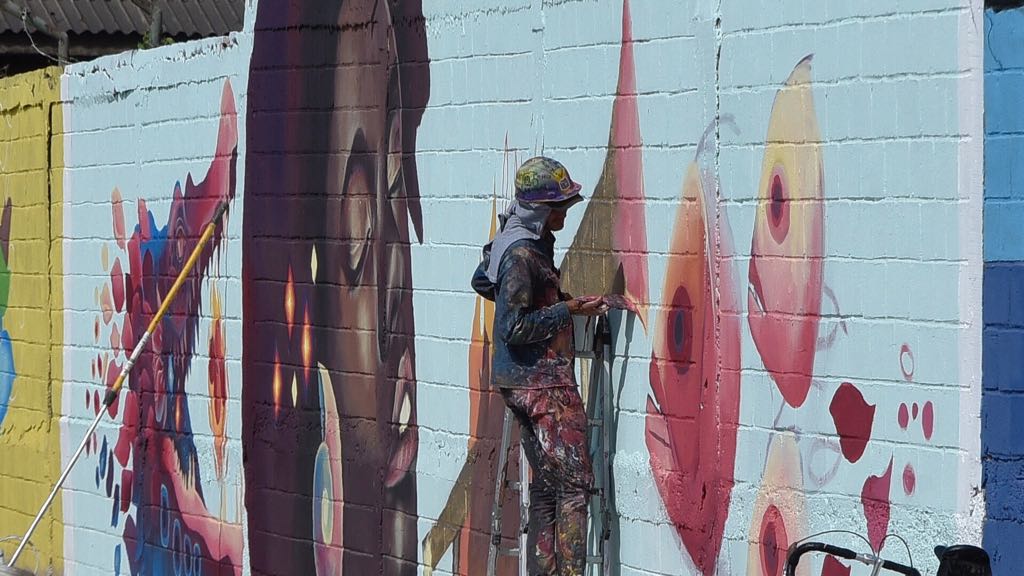 'Volátil' artista urbano y sus pinceladas al Carnaval de Barranquilla.