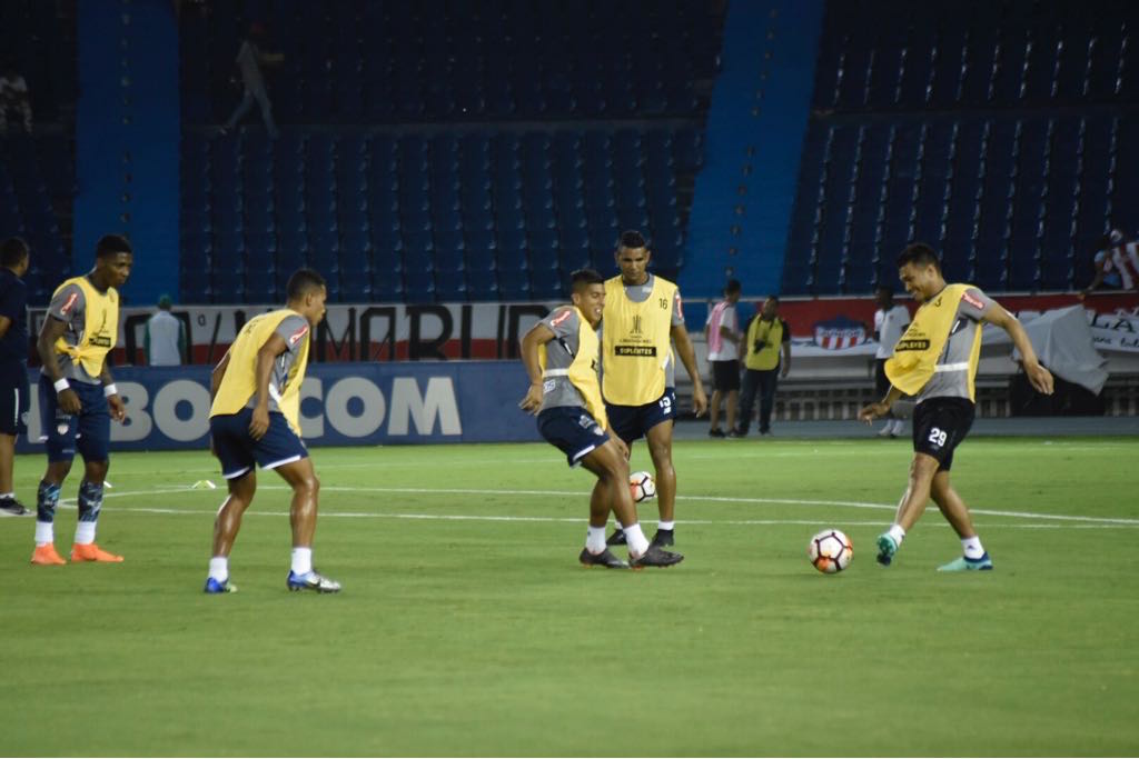 Calentamiento previo de jugadores del Junior.