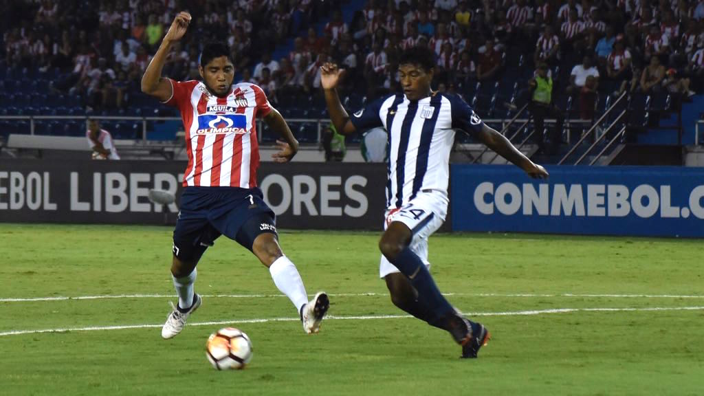 Luis Carlos Ruiz ingresando al área ante la marca de Miguel Araujo.