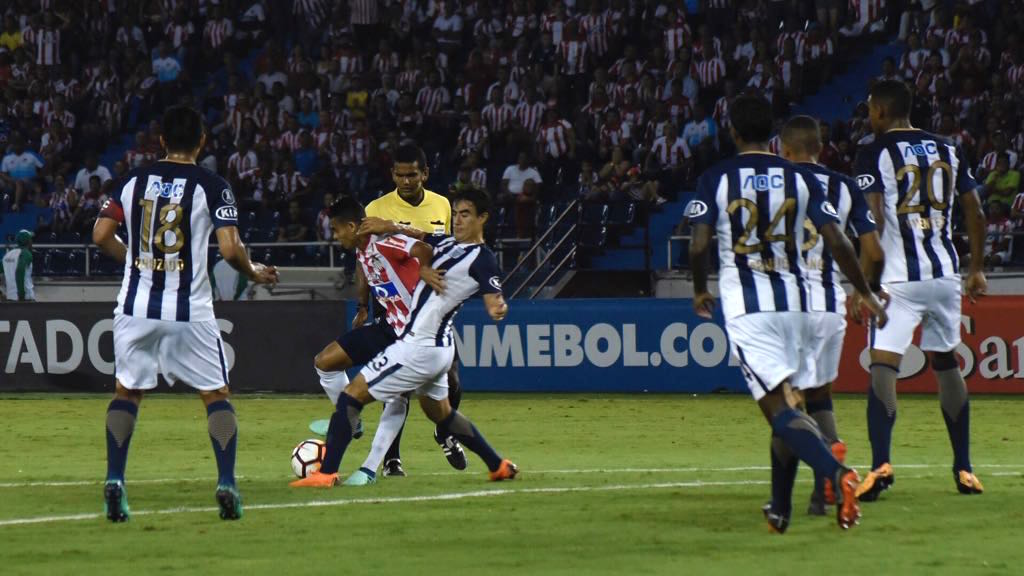 Luis Díaz intenta superar el muro peruano.