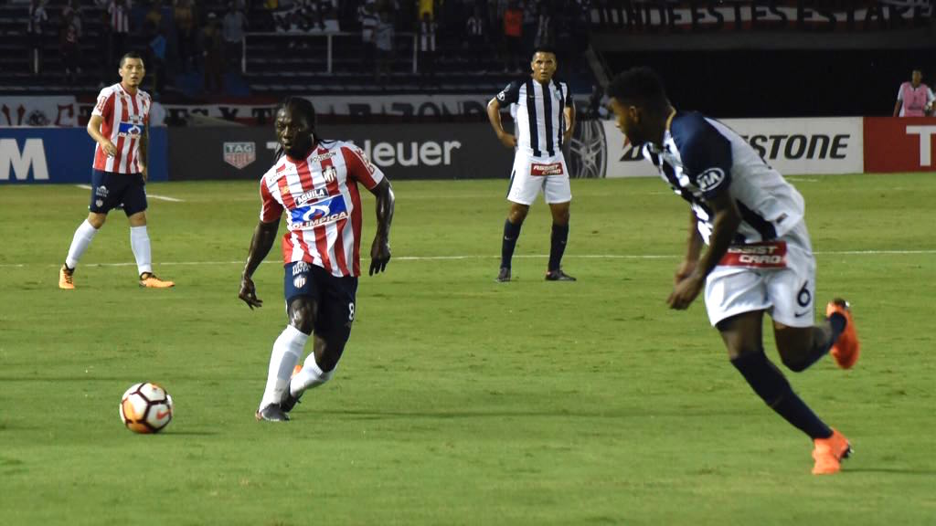 Yimmi Chará filtra un balón frente a Carlos Ascúes.