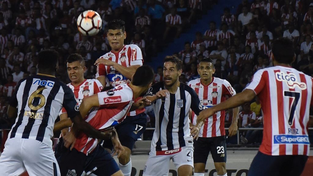 Jorge Arias cabecea ante el asedio de Tomás Costa y Carlos Ascúes.