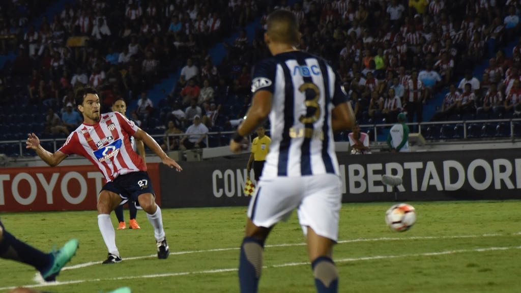 Sebastián Hernández remata desviado ante el arco limeño.
