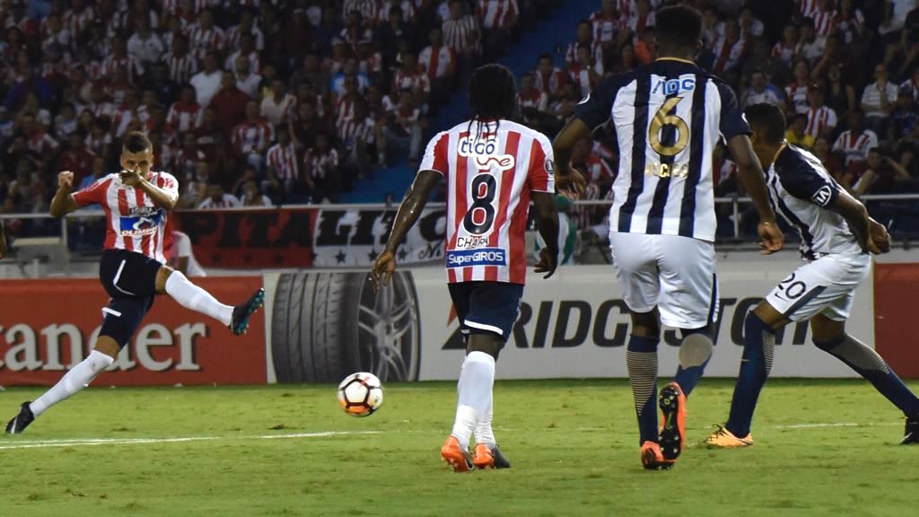 Víctor Cantillo también ensayó de larga distancia.
