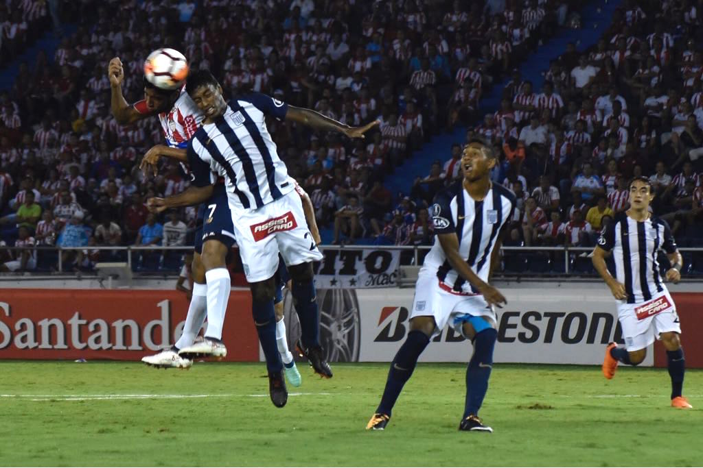 Luis Carlos Ruiz disputando el balón ante la marca de Alianza.